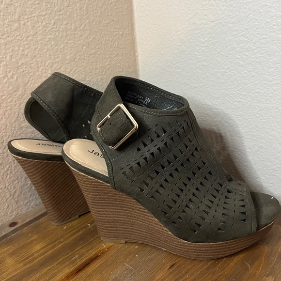 Jasmin Women's Wedges Size 8 Hunter Green Suede with buckle closure - Picture 5 of 11